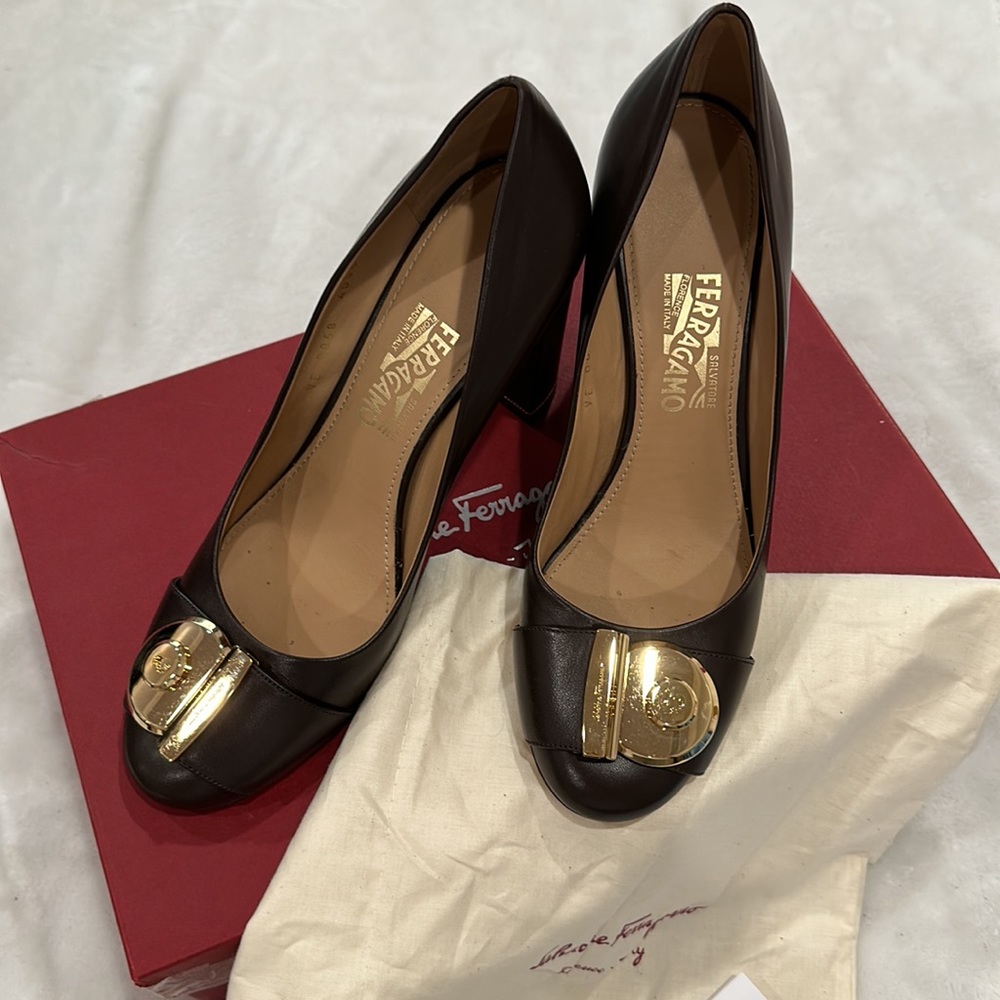 100% authentic Salvatore Ferragamo beautiful pumps size 9